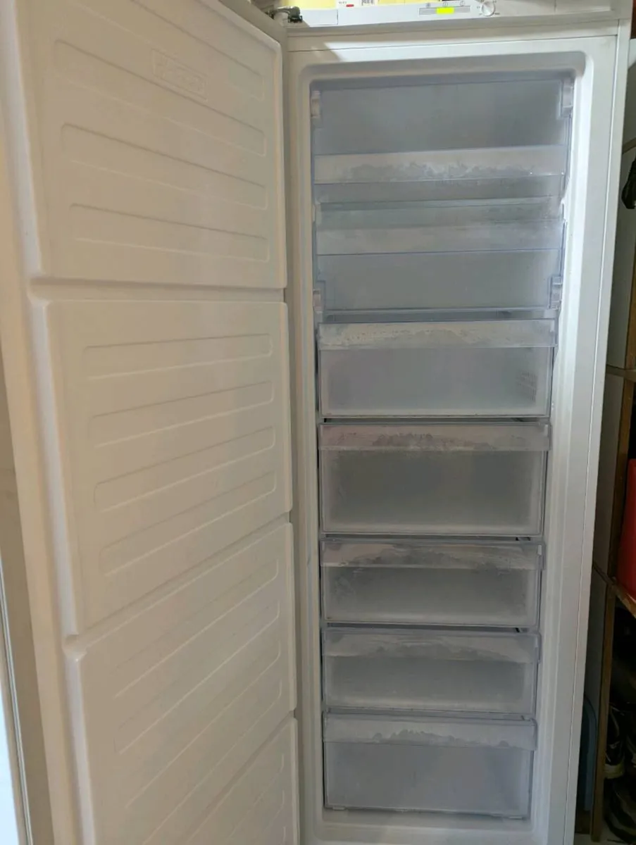 BEKO 256 LITRE NO FROST TALL FREEZER - Image 3
