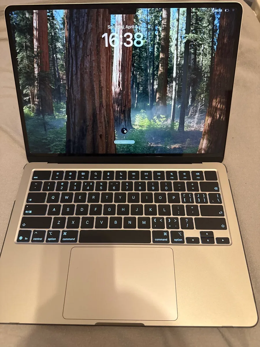 MacBook Air M4 (16GB RAM) - Starlight - - Image 1