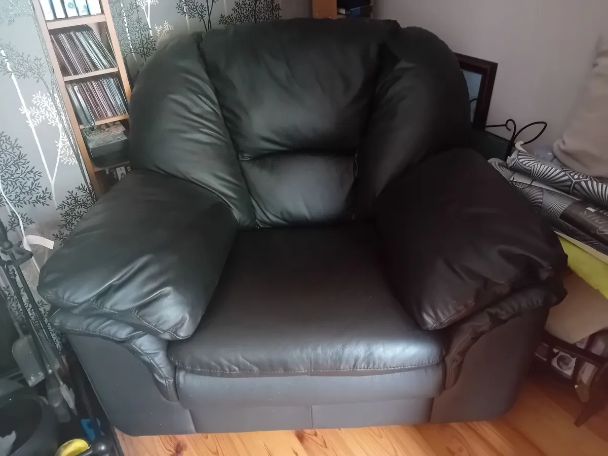 Suite of furniture - Image 1