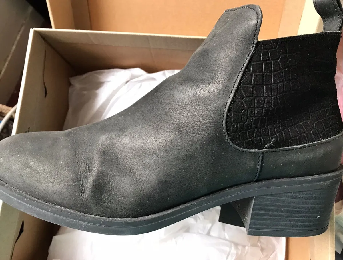 Women black shoes - Image 1