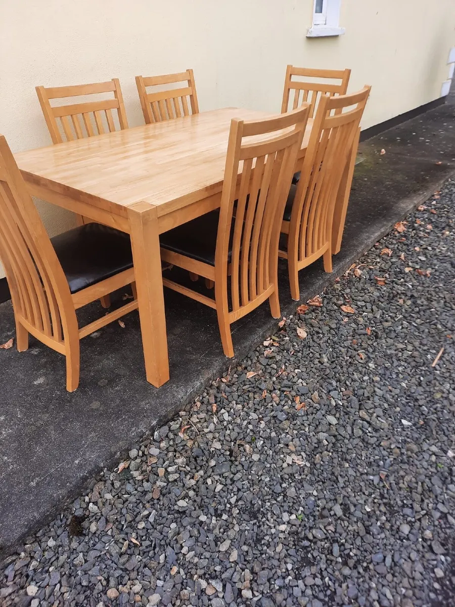 Kitchen table and chairs - Image 1