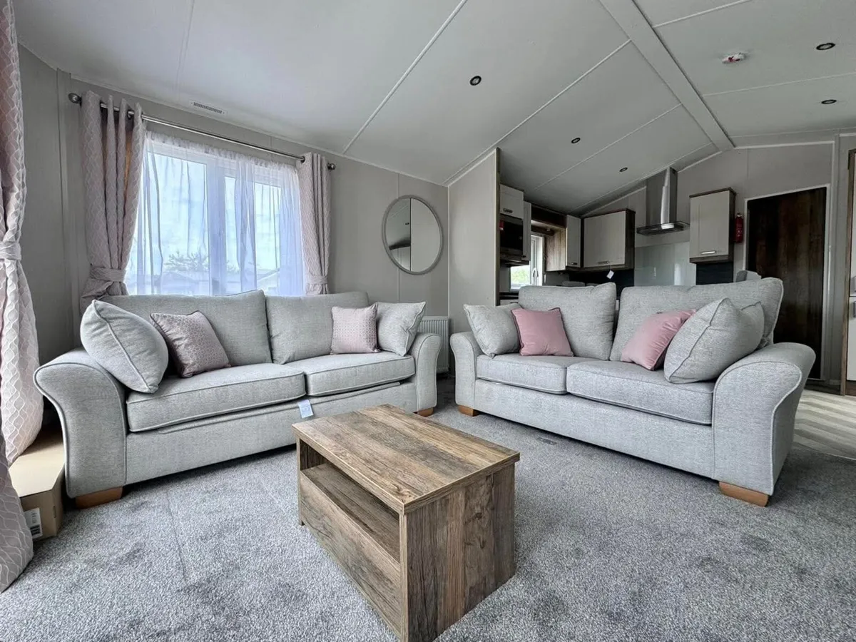 Pair of Luxury "Cantrell" Willerby Sheraton sofas - Image 2