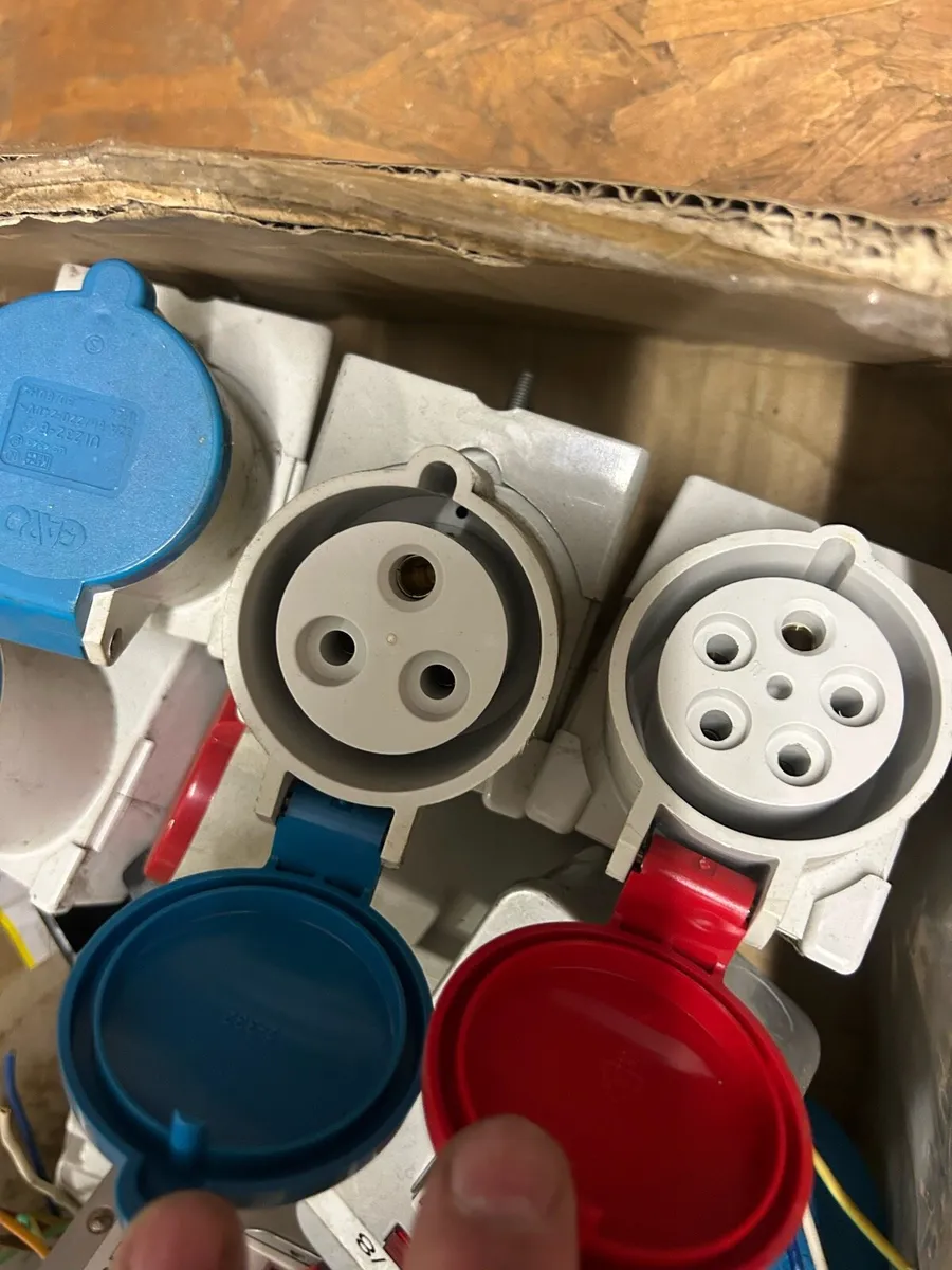 Electrical sockets / isolators - Image 4
