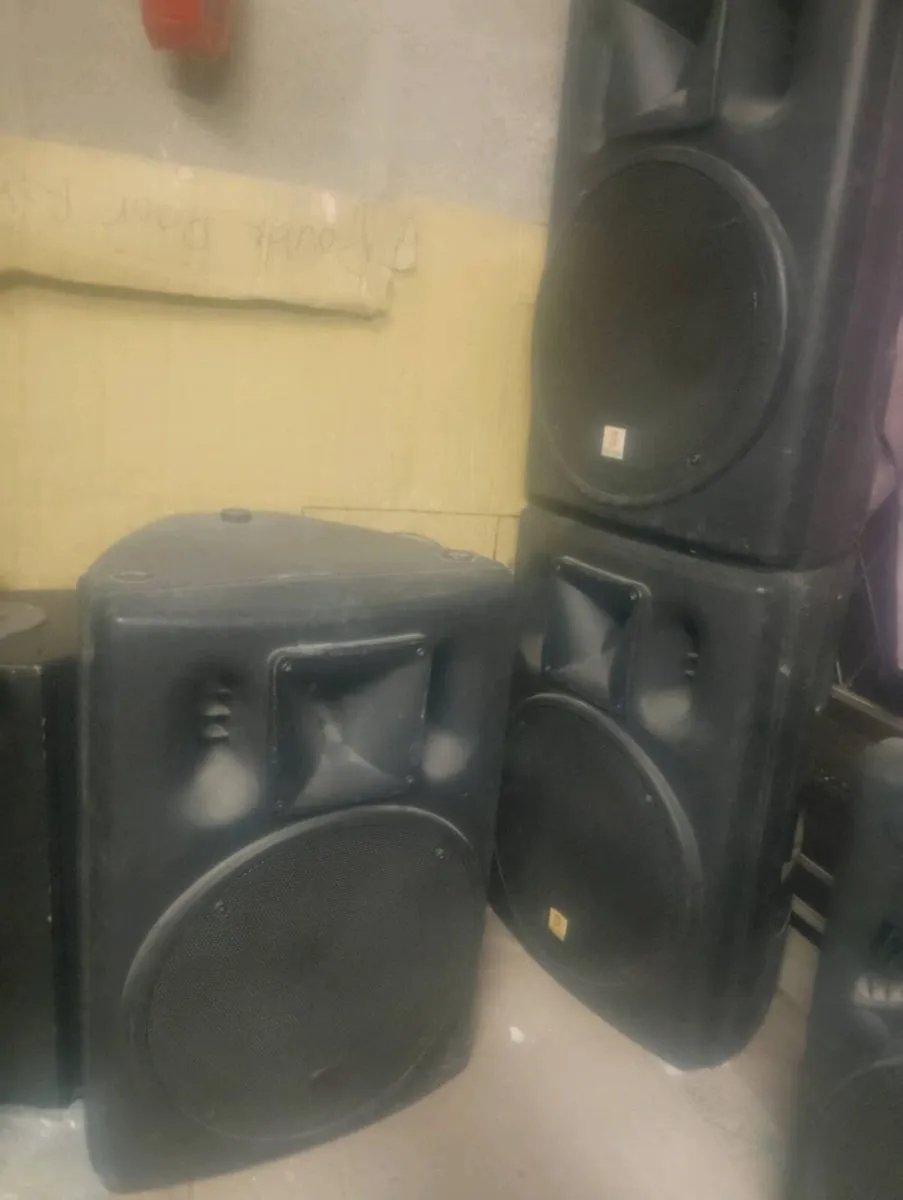 Three active speakers - Image 1