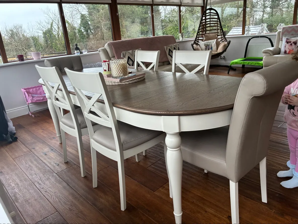 Like new- Extendable table and six chairs - Image 1