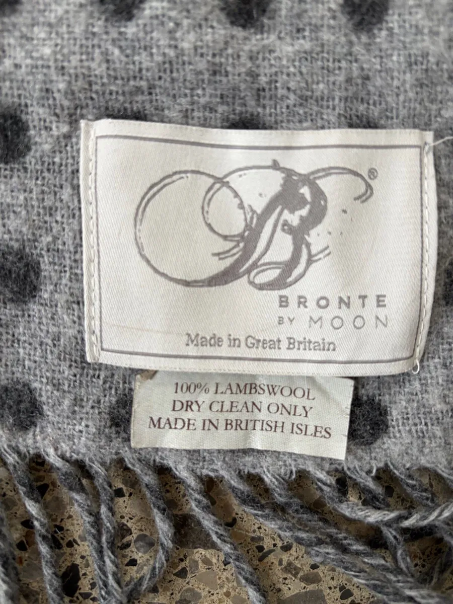 2 x pure wool throws - Image 1