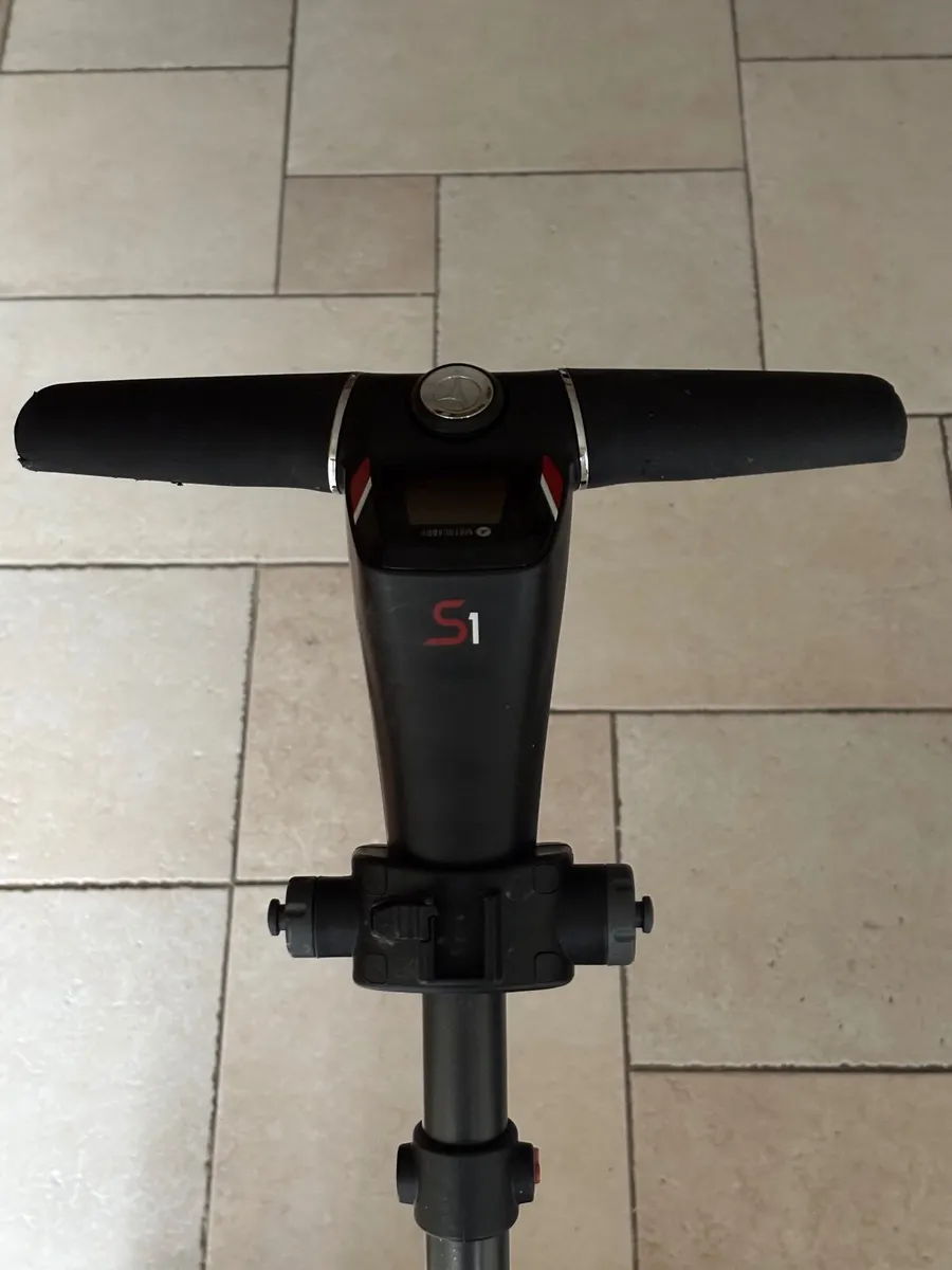 Motocaddy S1 Lithium Golf Trolley - Image 2
