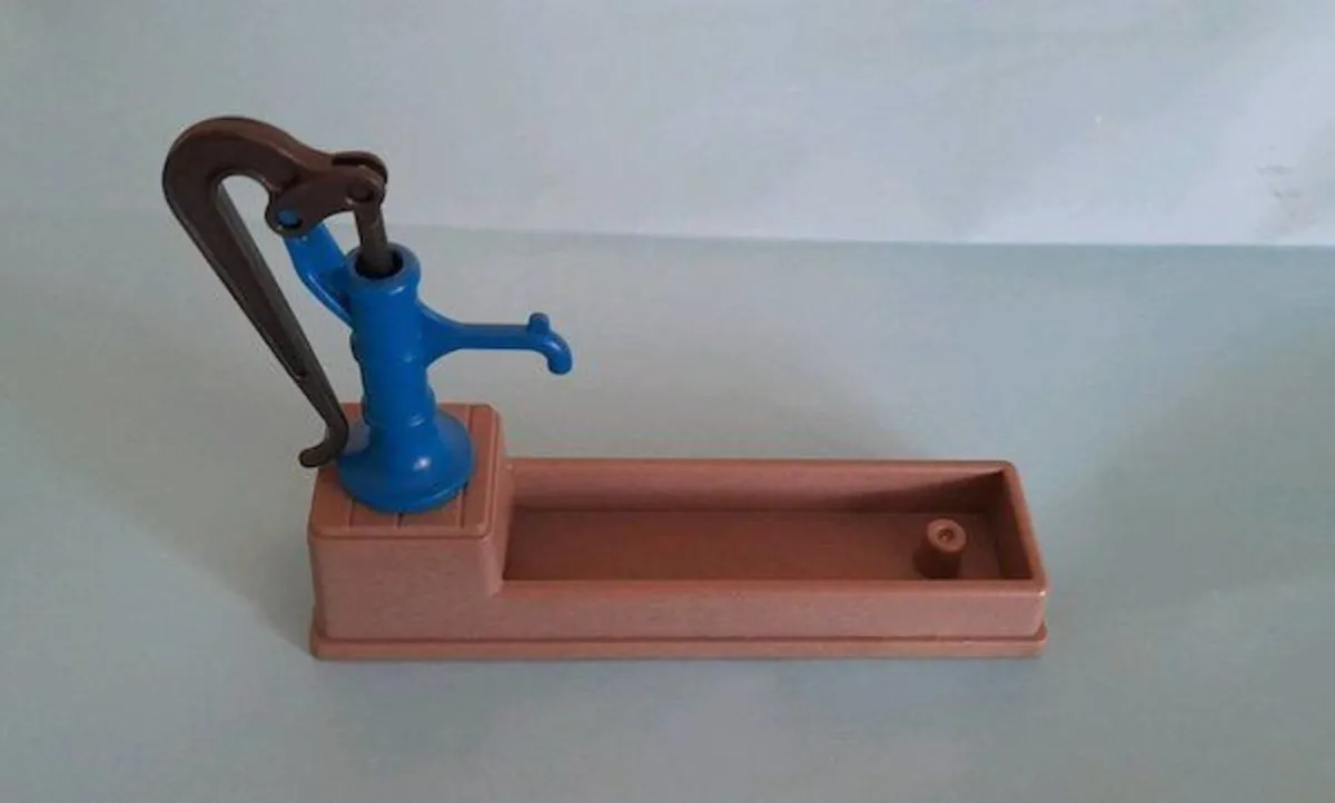 Playmobil pump/water trough