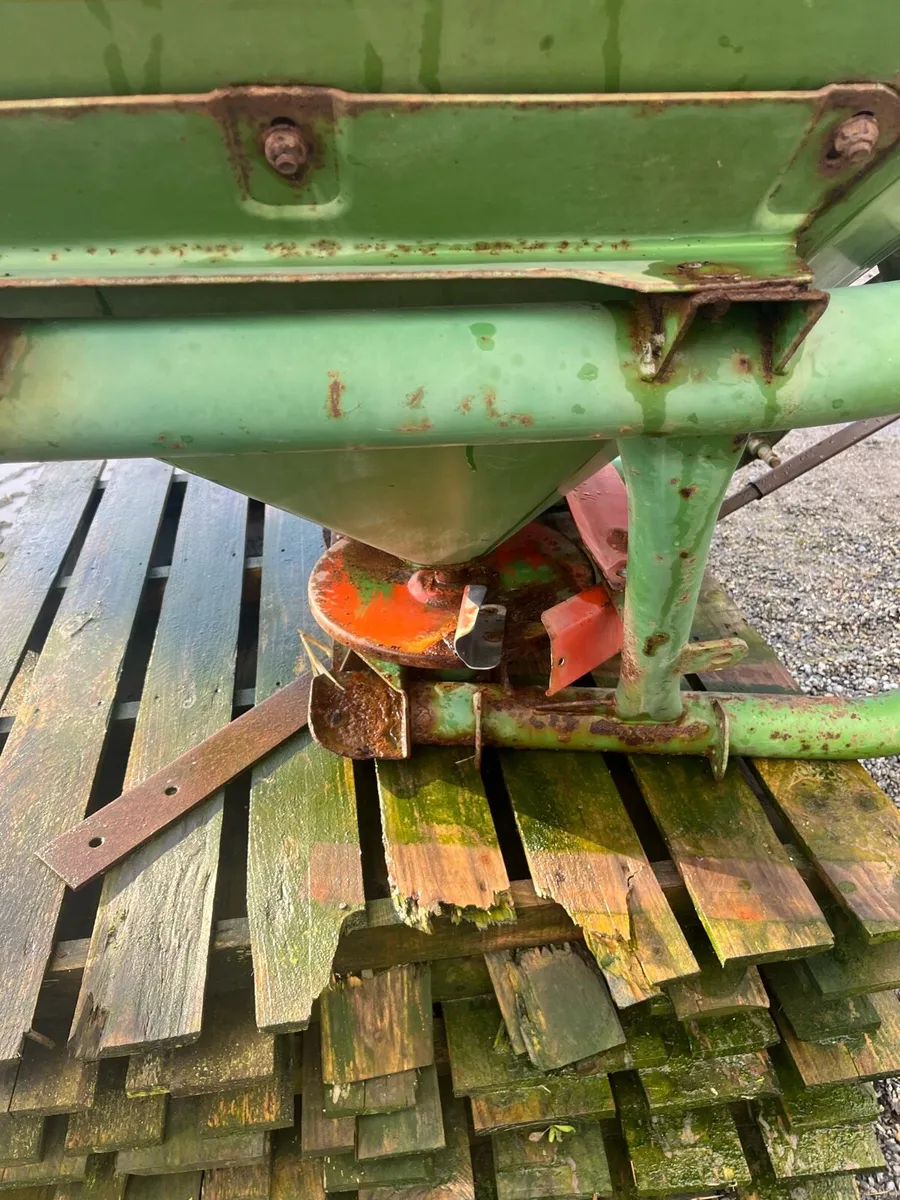 Fertiliser spreader - Image 2