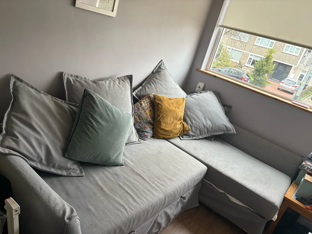 Grey L coach - Image 1