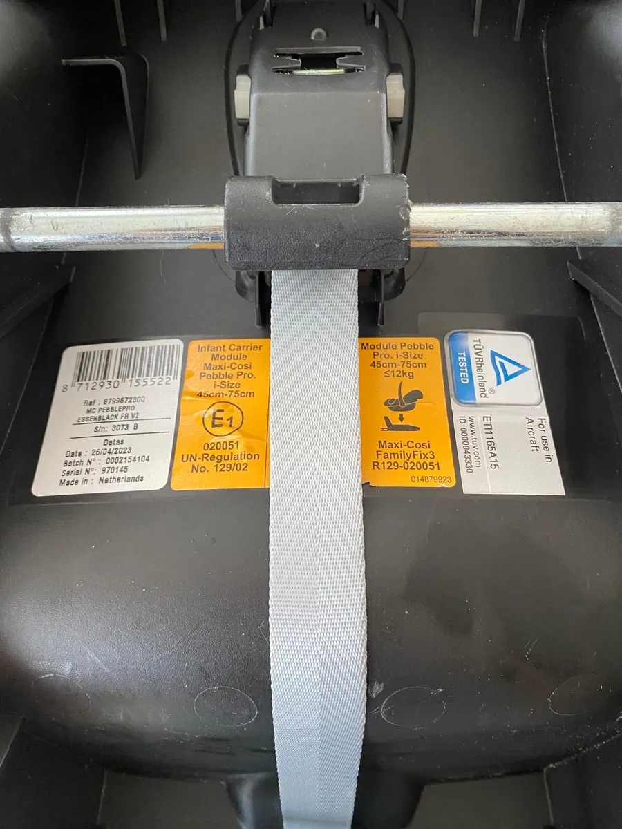 Newborn Car seat and Iso fix base - Image 3