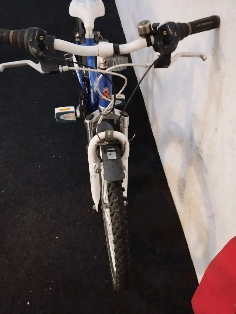 Girls 24inch bike - Image 3