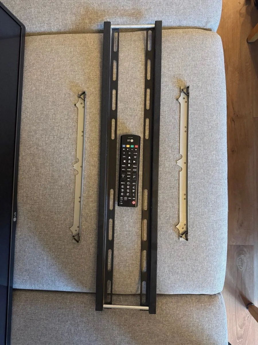 LG 42" Full HD LED TV — Works Perfectly | With Rem - Image 2