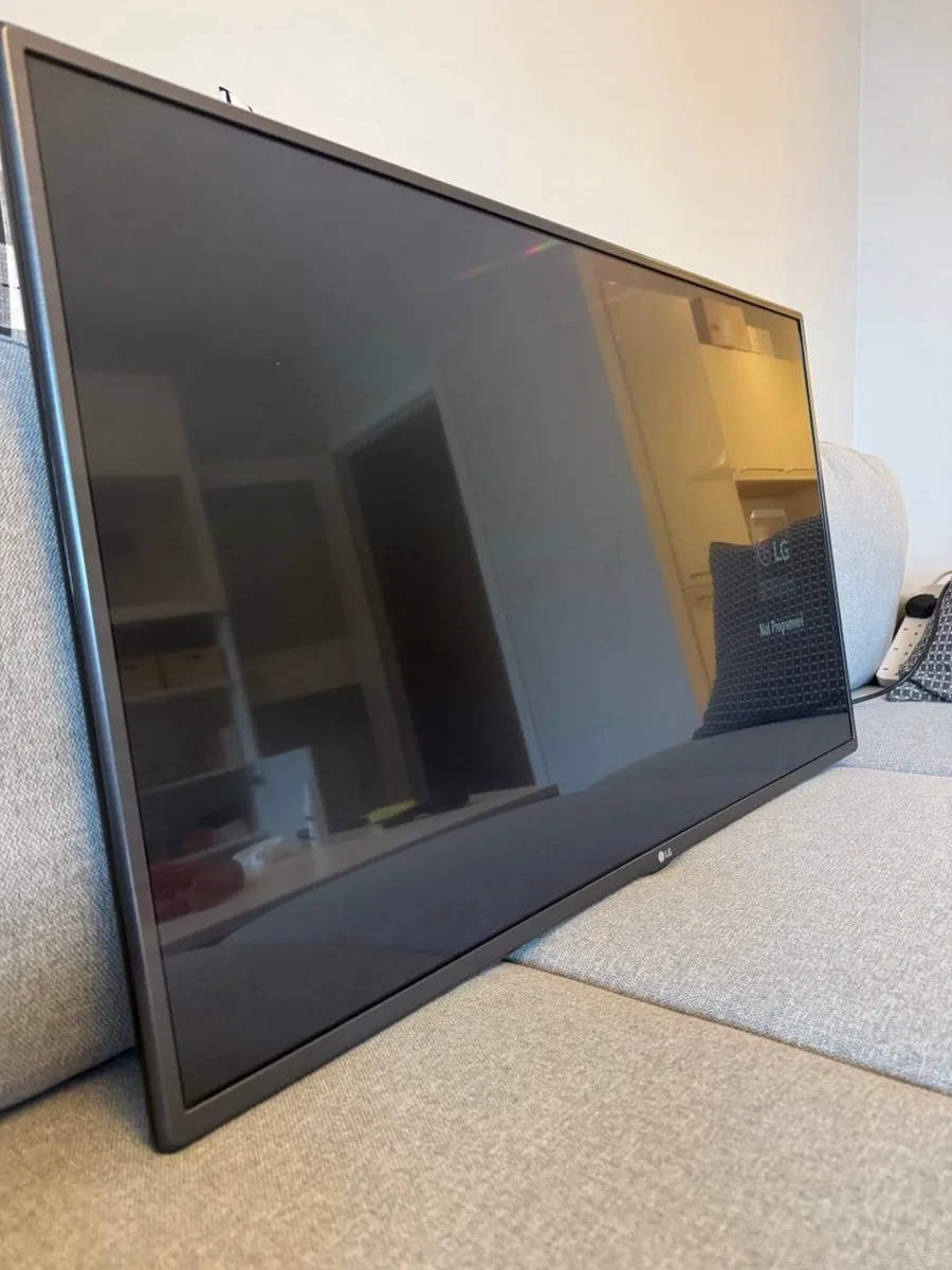 LG 42" Full HD LED TV — Works Perfectly | With Rem - Image 1