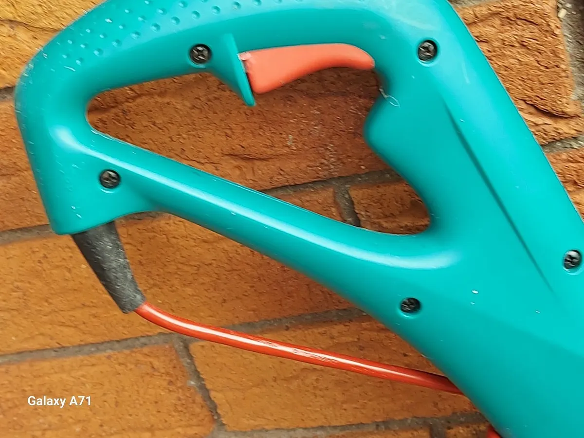 BOSCH ART 26 Easytrim Garden Strimmer - Image 3