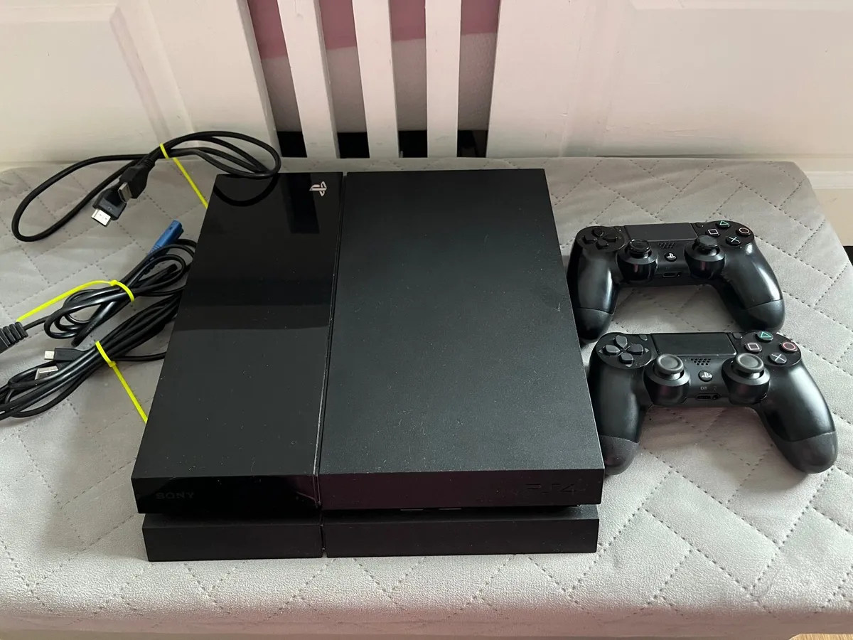 PlayStation 4 and  PSVR headset plus games - Image 1