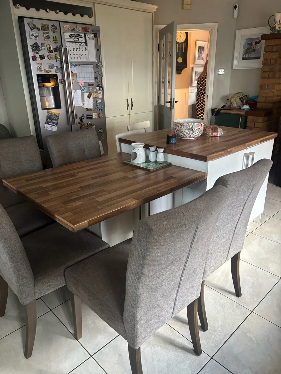 Island with table and chairs - Image 1