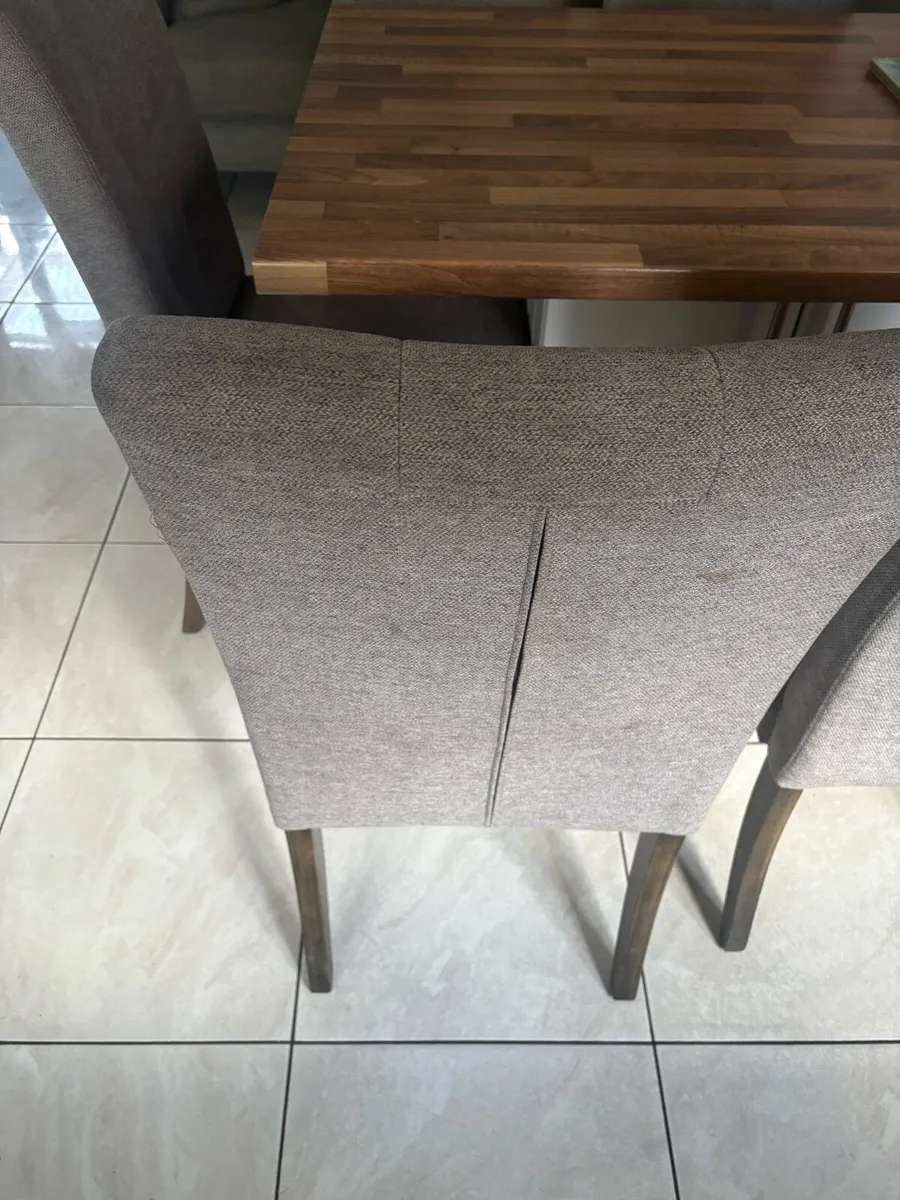 Island with table and chairs - Image 2