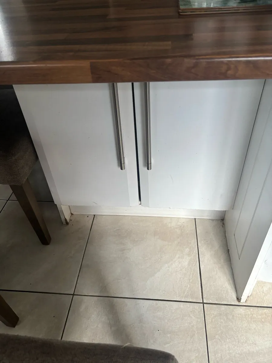 Island with table and chairs - Image 4