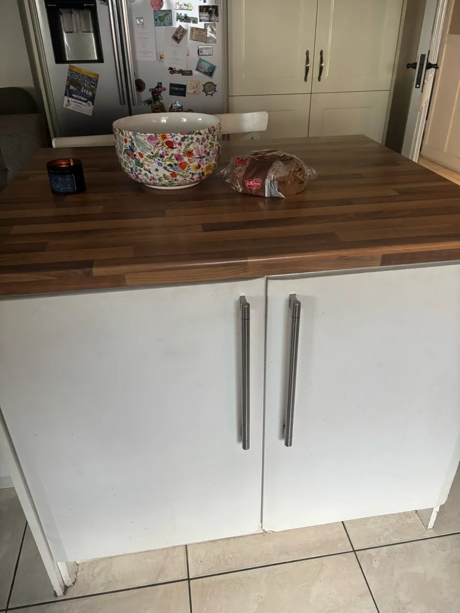 Island with table and chairs - Image 3