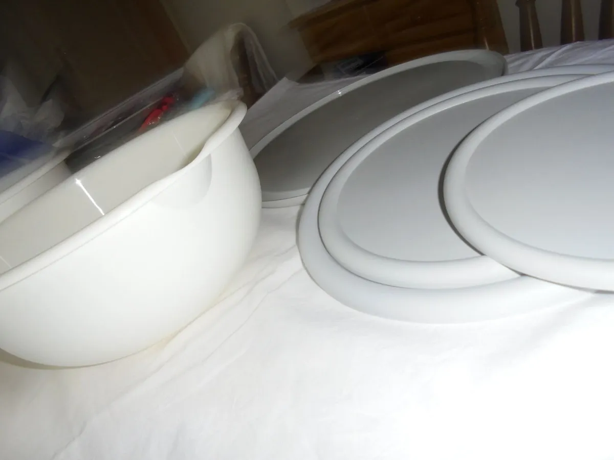 White Plastic Bowls x 4 for Sale - Image 3
