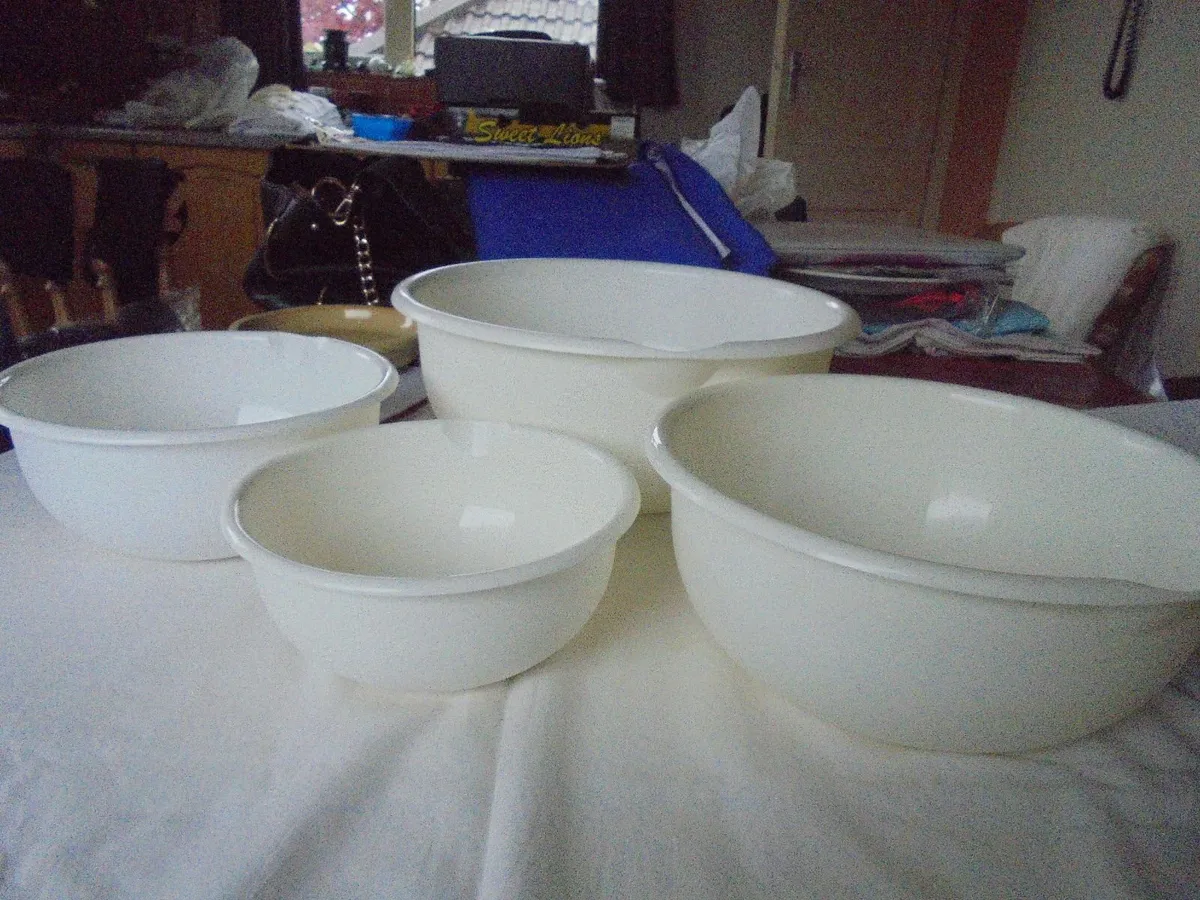 White Plastic Bowls x 4 for Sale - Image 4