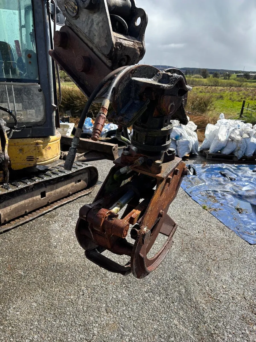 Second hand Tracks and grab for mini digger - Image 3