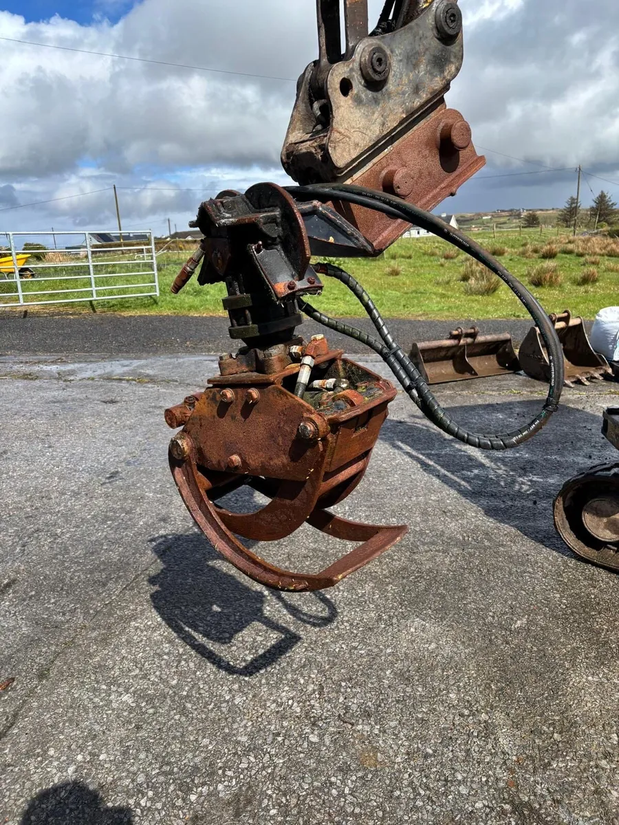 Second hand Tracks and grab for mini digger - Image 4