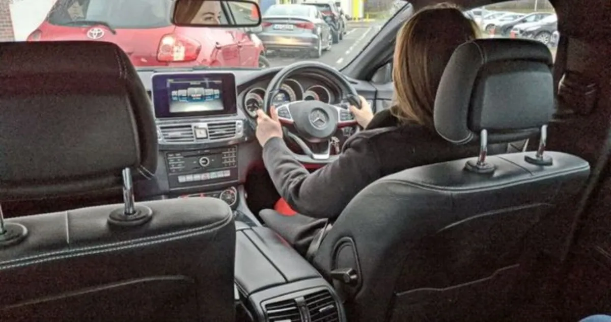 Private transfer and chauffeur - Limo new car Exec - Image 2