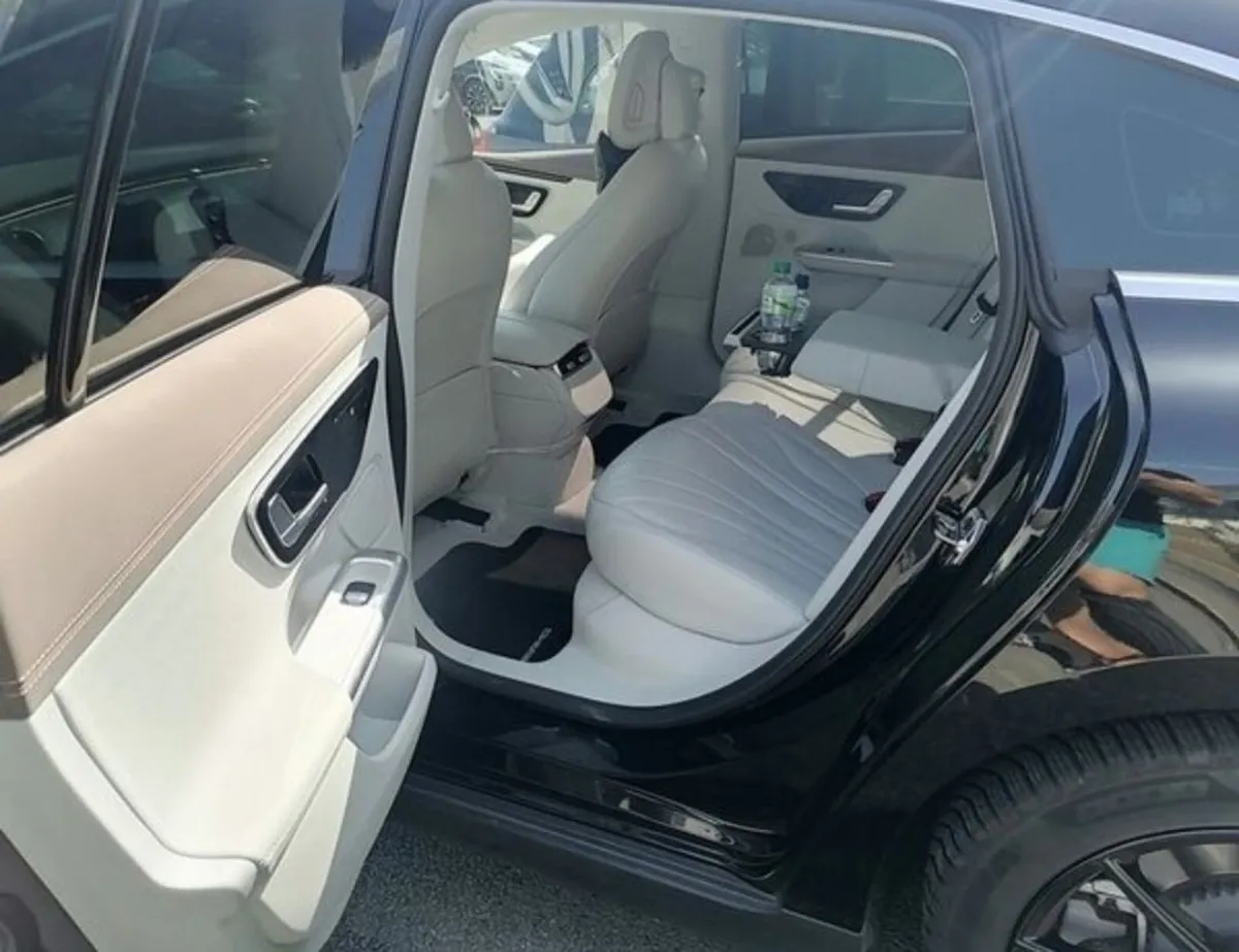 Private transfer and chauffeur - Limo new car Exec - Image 4