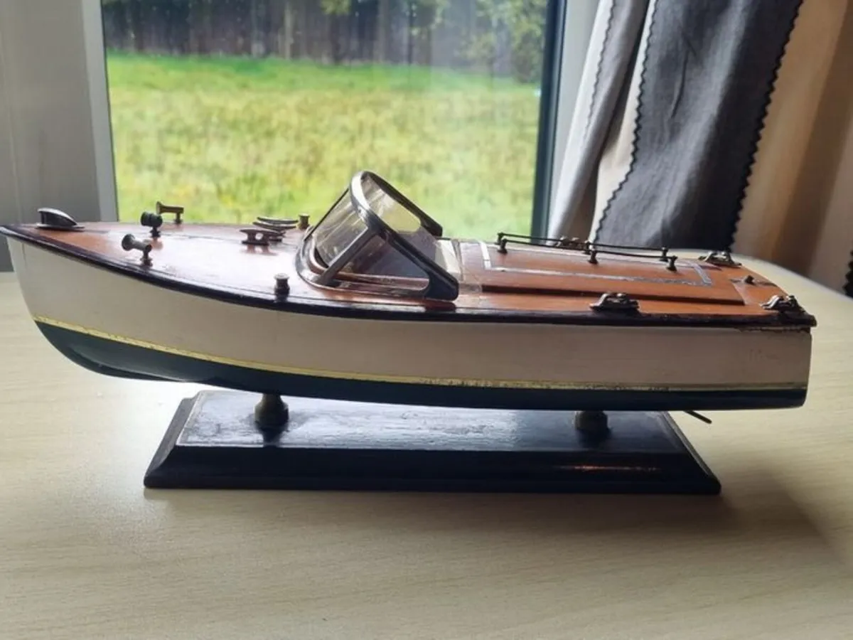 Wooden model replica of a classic Chris-Craft - Image 1