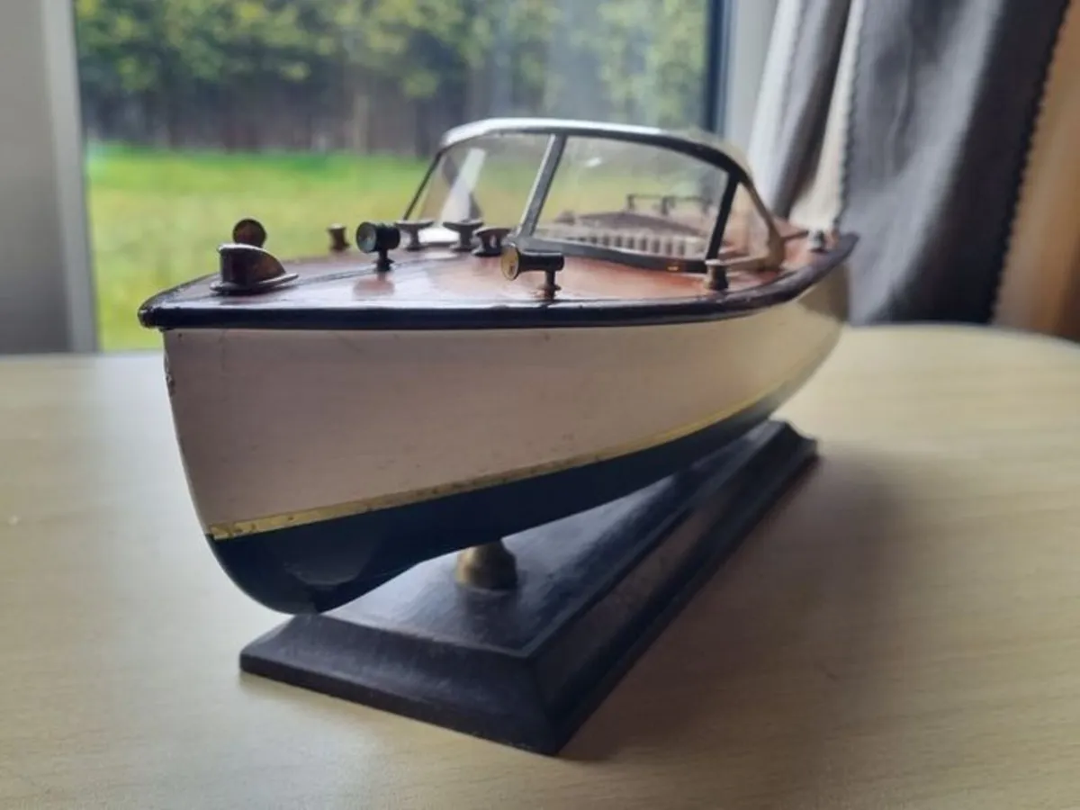 Wooden model replica of a classic Chris-Craft - Image 3
