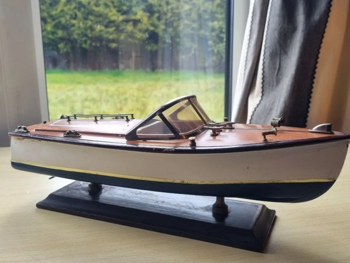 Wooden model replica of a classic Chris-Craft - Image 4