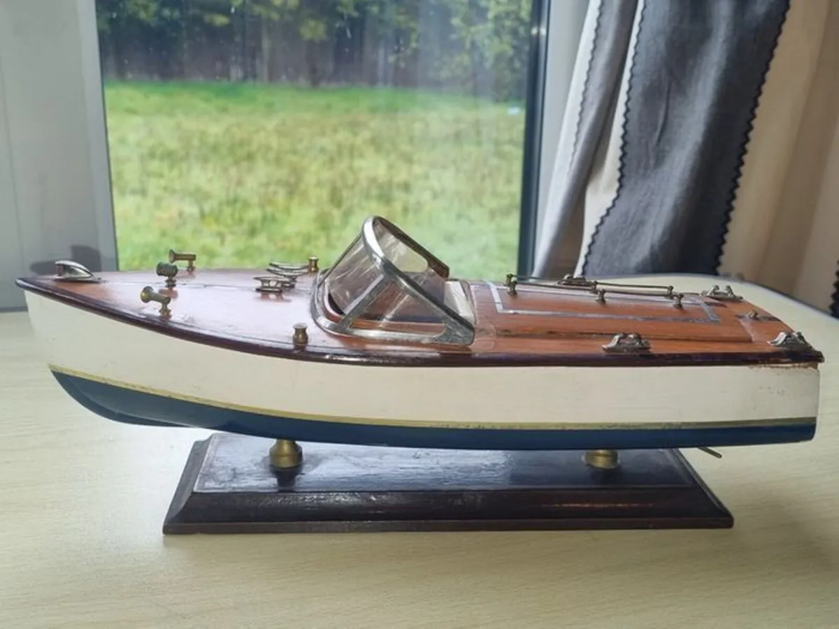 Wooden model replica of a classic Chris-Craft - Image 2