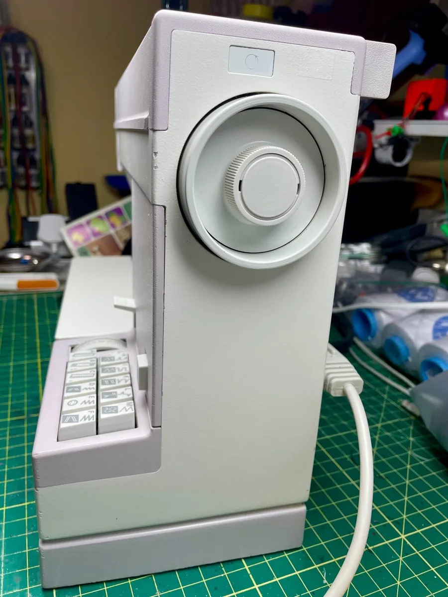 Premium PFAFF 1051 Heavy Duty Sewing Machine - IDT - Image 4