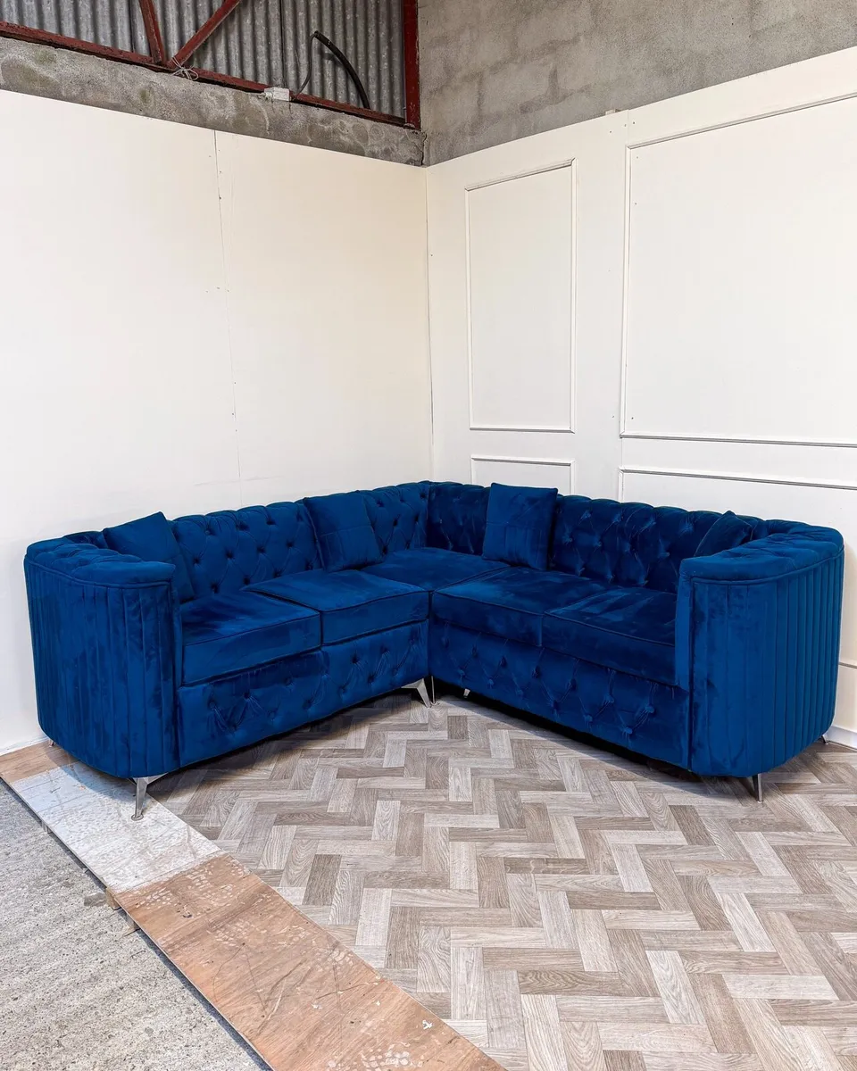 Corner tufted blue sofa chesterfield - Image 1