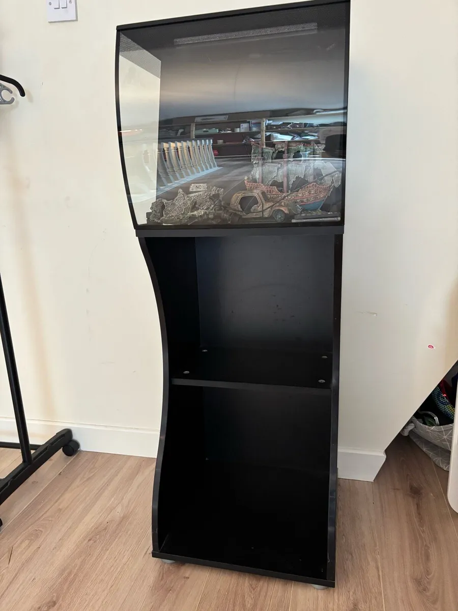 Fluval Flex 57L Aquarium with stand and ornaments - Image 3
