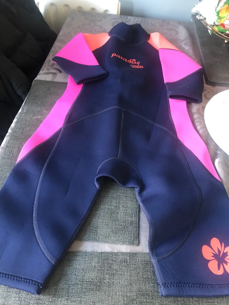 Girls wetsuit age 10/11 €10 - Image 1