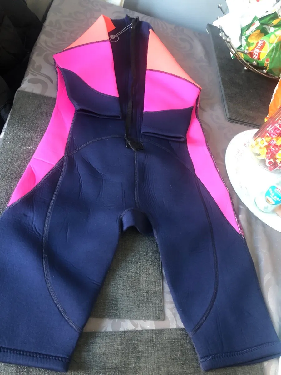 Girls wetsuit age 10/11 €10 - Image 2