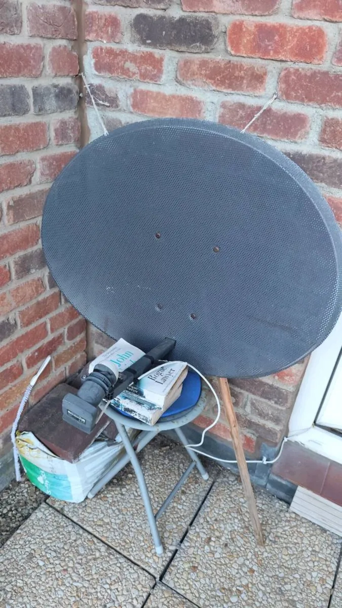Satellite dish + Quad LNB - Image 1