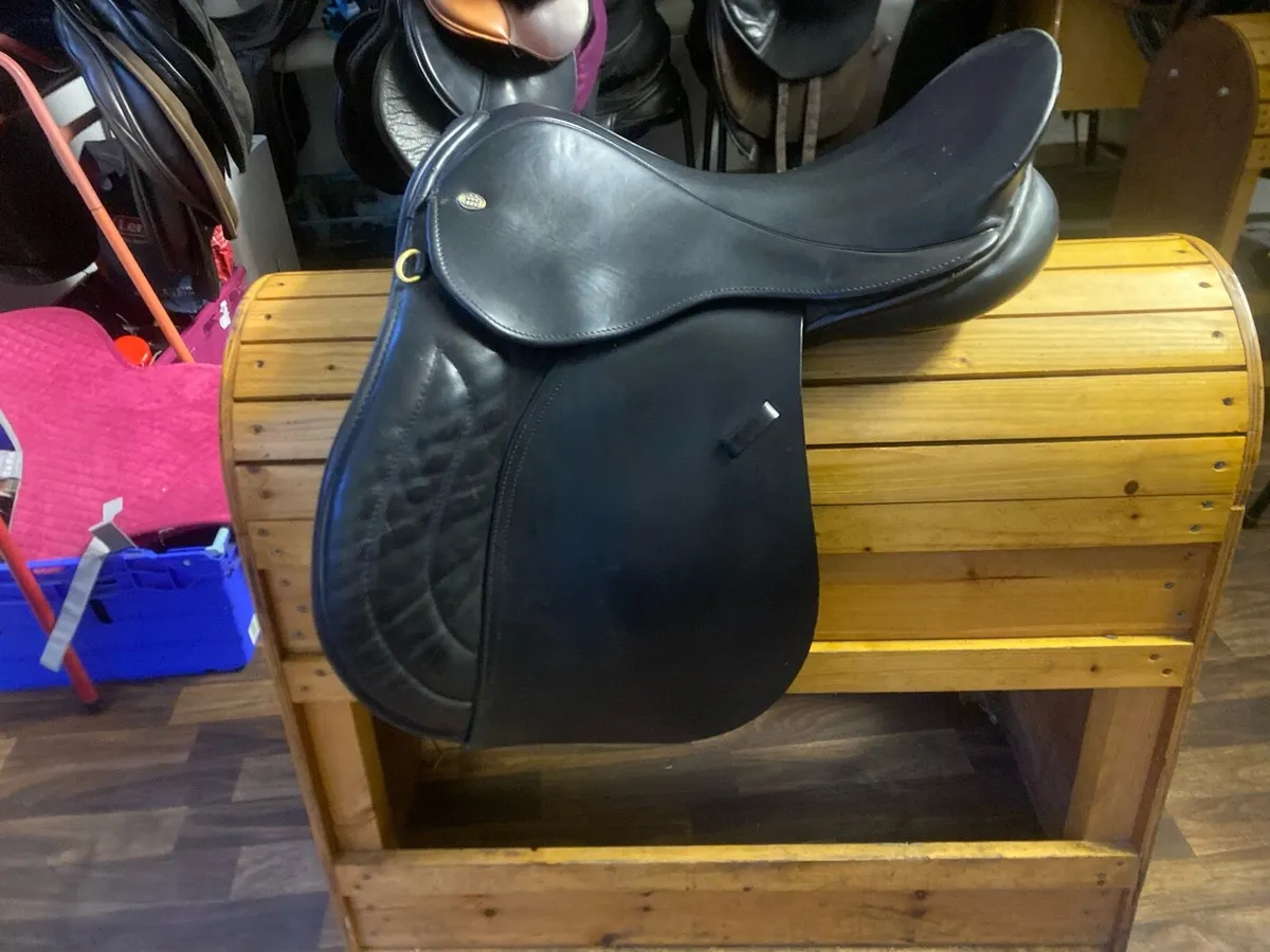 Black Leather saddle 17” wide - Image 1