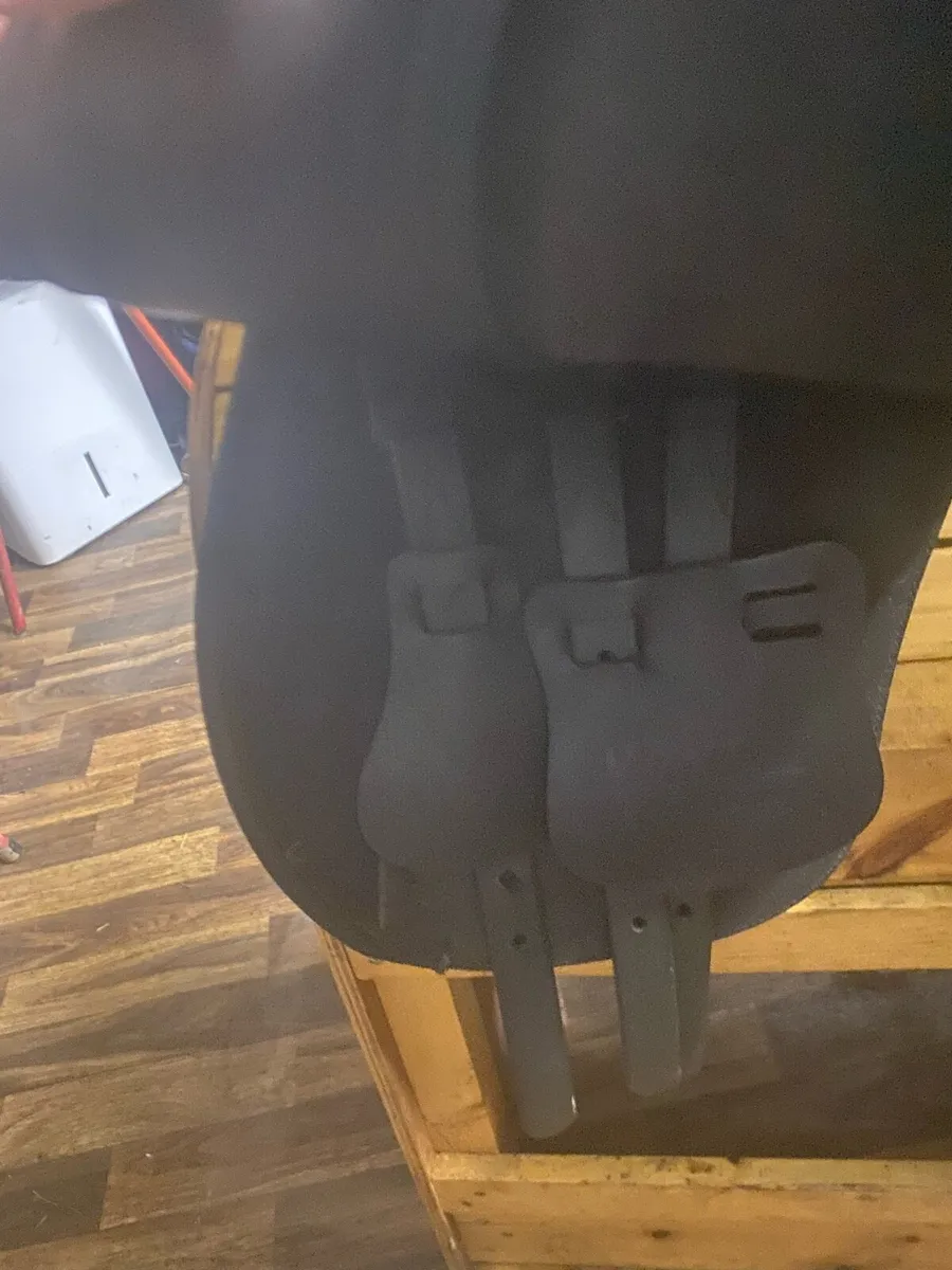 15” Wintec pony saddle adjustable - Image 2