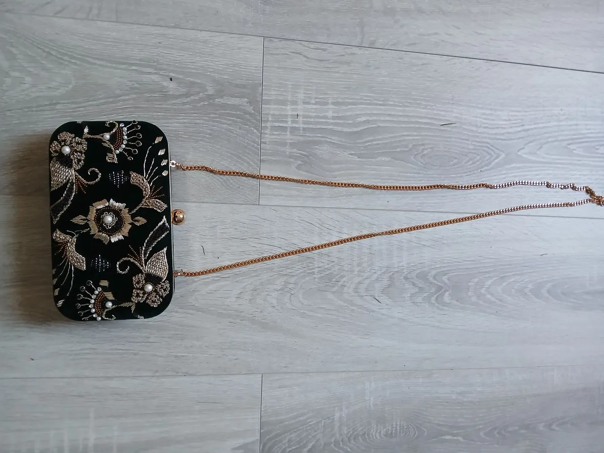 Lovely folkster clutch bag with gold strap and det - Image 3