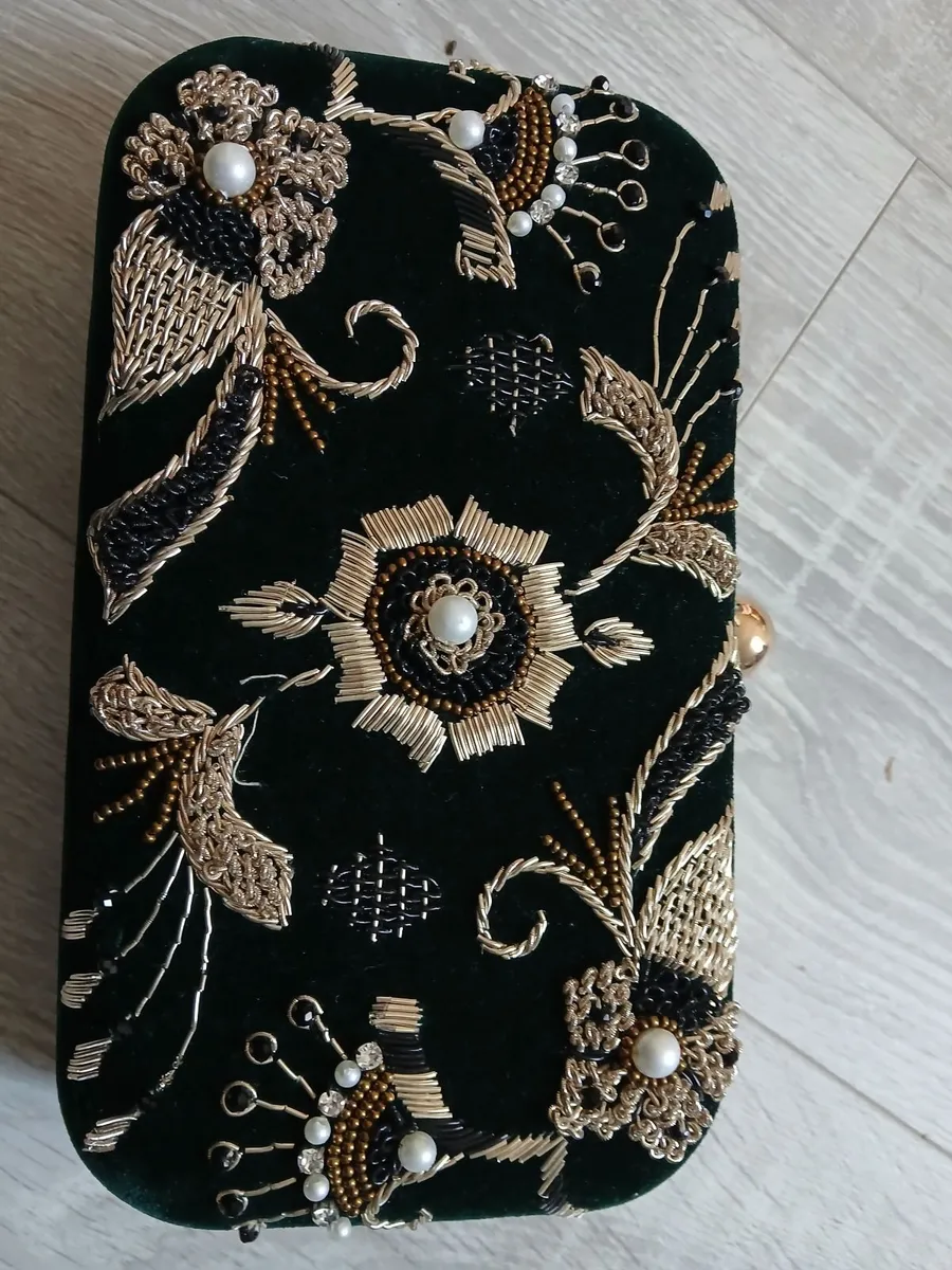 Lovely folkster clutch bag with gold strap and det - Image 4