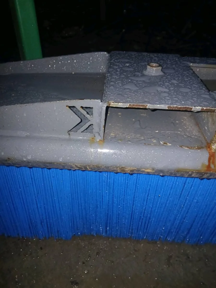 Forklift brush - Image 1