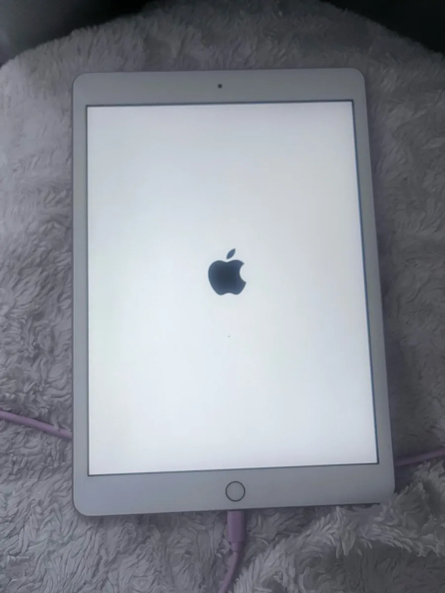 iPad 8th Generation gold - Image 1