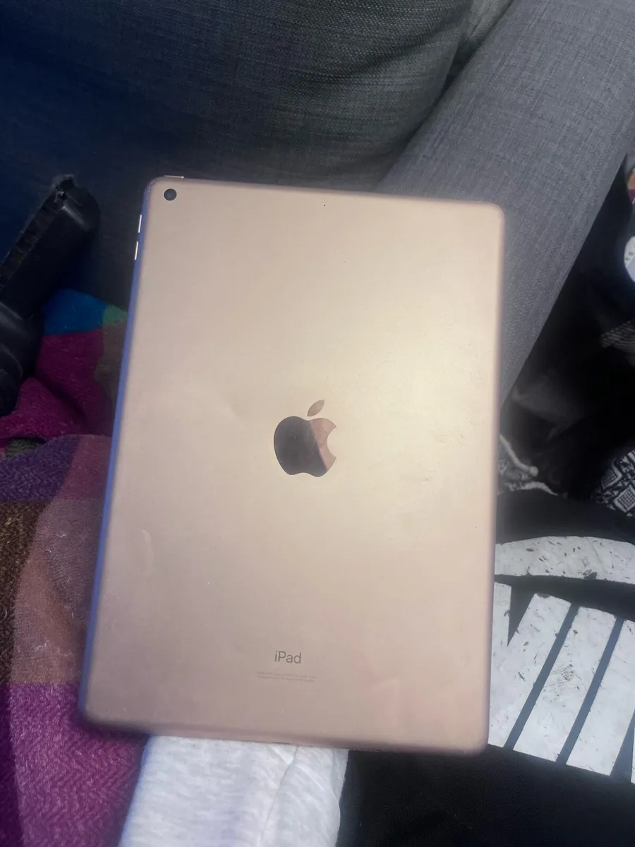 iPad 8th Generation gold - Image 2