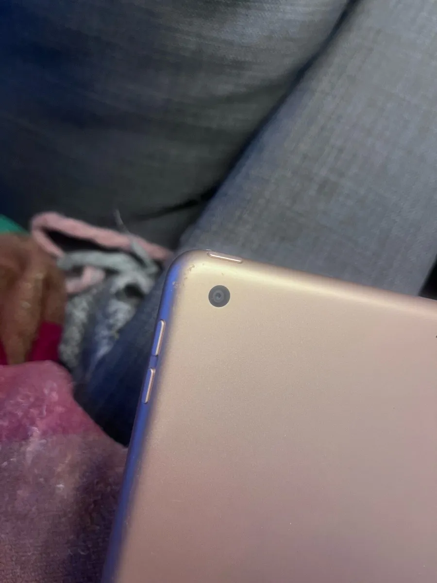 iPad 8th Generation gold - Image 3