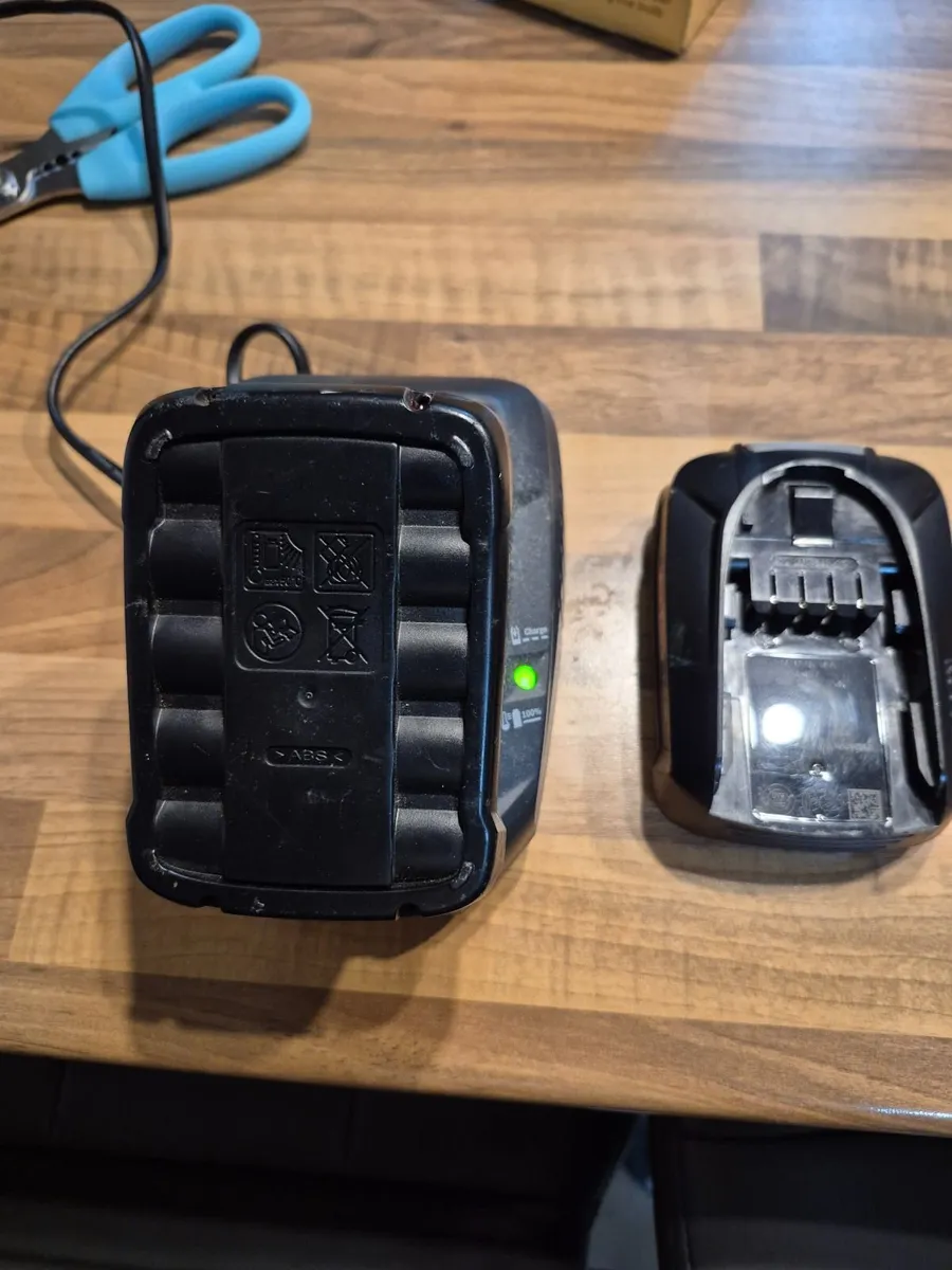2 bosch batteries for cordless drill plus charger - Image 3