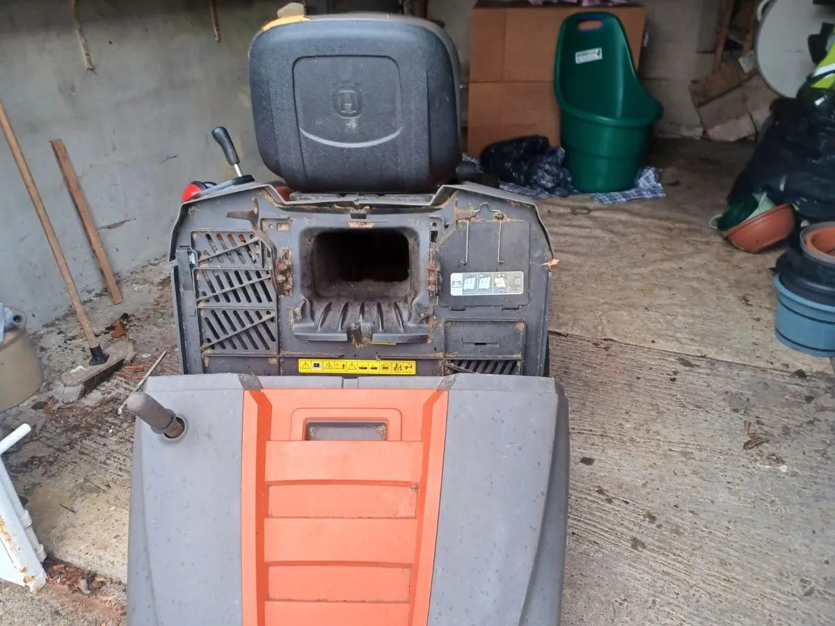 Ride on Lawnmower - Image 4